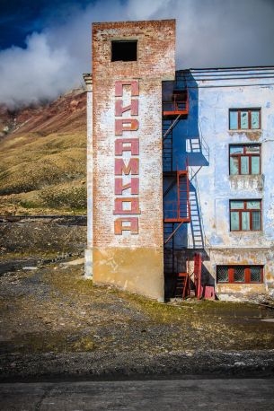 spitzbergen pyramiden